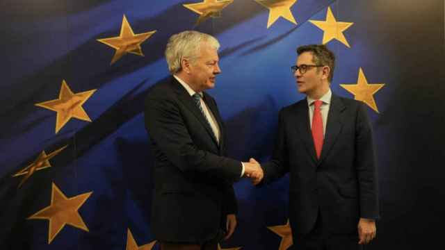 Félix Bolaños, ministro de la Presidencia, saluda al comisario de Justicia Didier Reynders, reunidos en Bruselas.