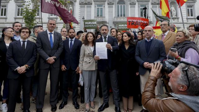 Santiago Abascal, acompañado por los diputados Francisco Javier Ortega Smith, Ignacio Garriga, Carina Mejías, María José Rodríguez, José María Figaredo y el eurodiputado Jorge Buxadé.