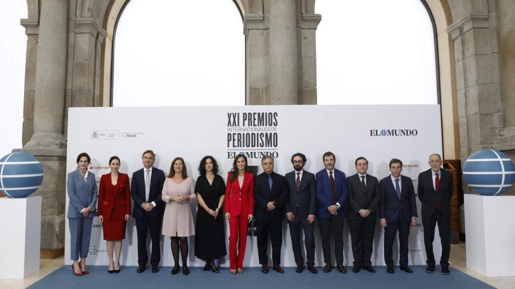 De izquierda a derecha, Laura Múgica; Isabel Díaz Ayuso; Marco Pompignoli; Francina Armengol; Ece Temelkuran; la reina Letizia; Carlos Dada; Joaquín Manso; Vicente Guilarte; José Manuel Albares; José Luis Martínez-Almeida y Javier Solana.