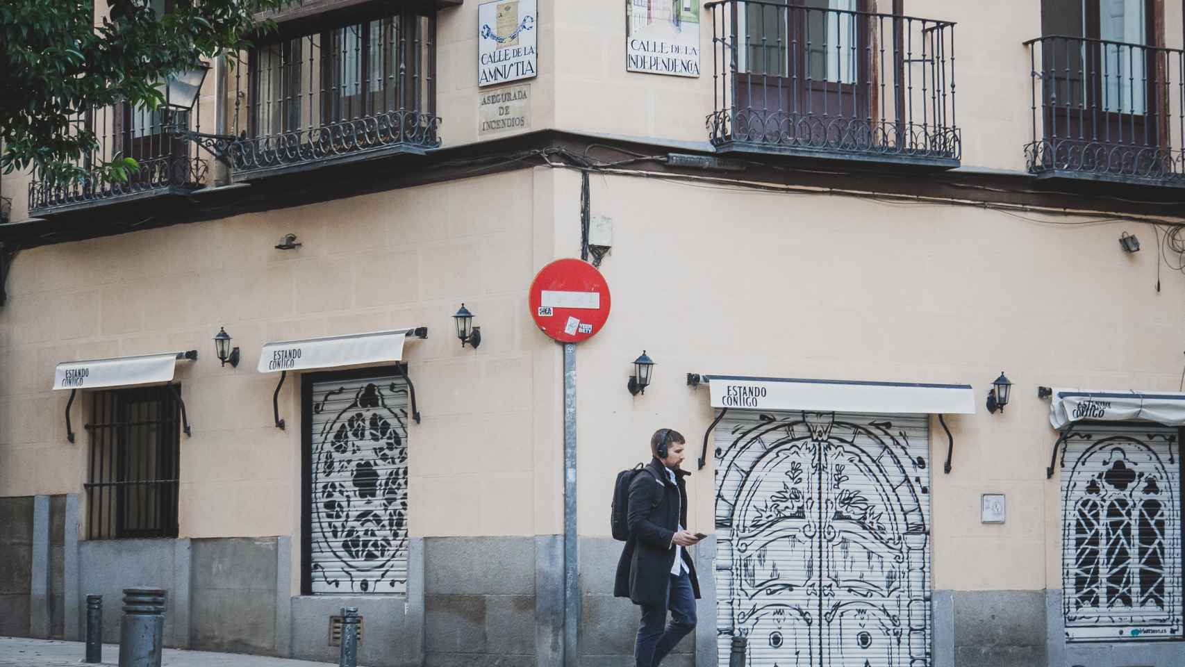 Un hombre pasa por delante del edificio de la calle Independencia con Amnistía, en pleno centro de Madrid.