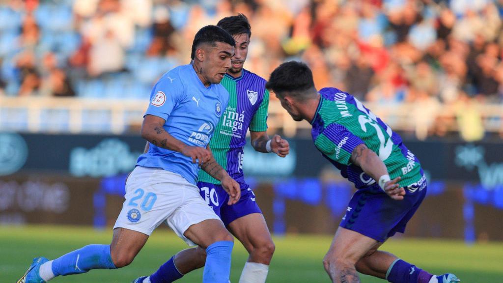 Diego Murillo defiende a un rival durante el Ibiza vs. Málaga CF