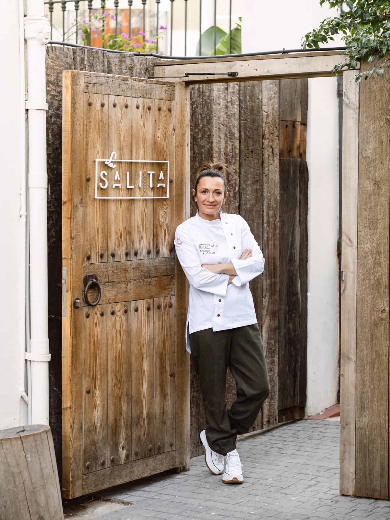 La chef Begoña Rodrigo en la puerta de su restaurante.