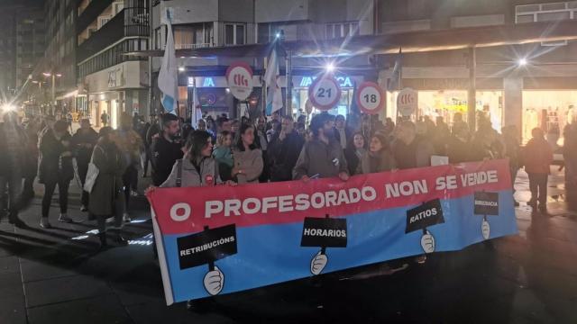 Profesores se concentran contra el acuerdo de bajada de ratios y horarios en Santiago.