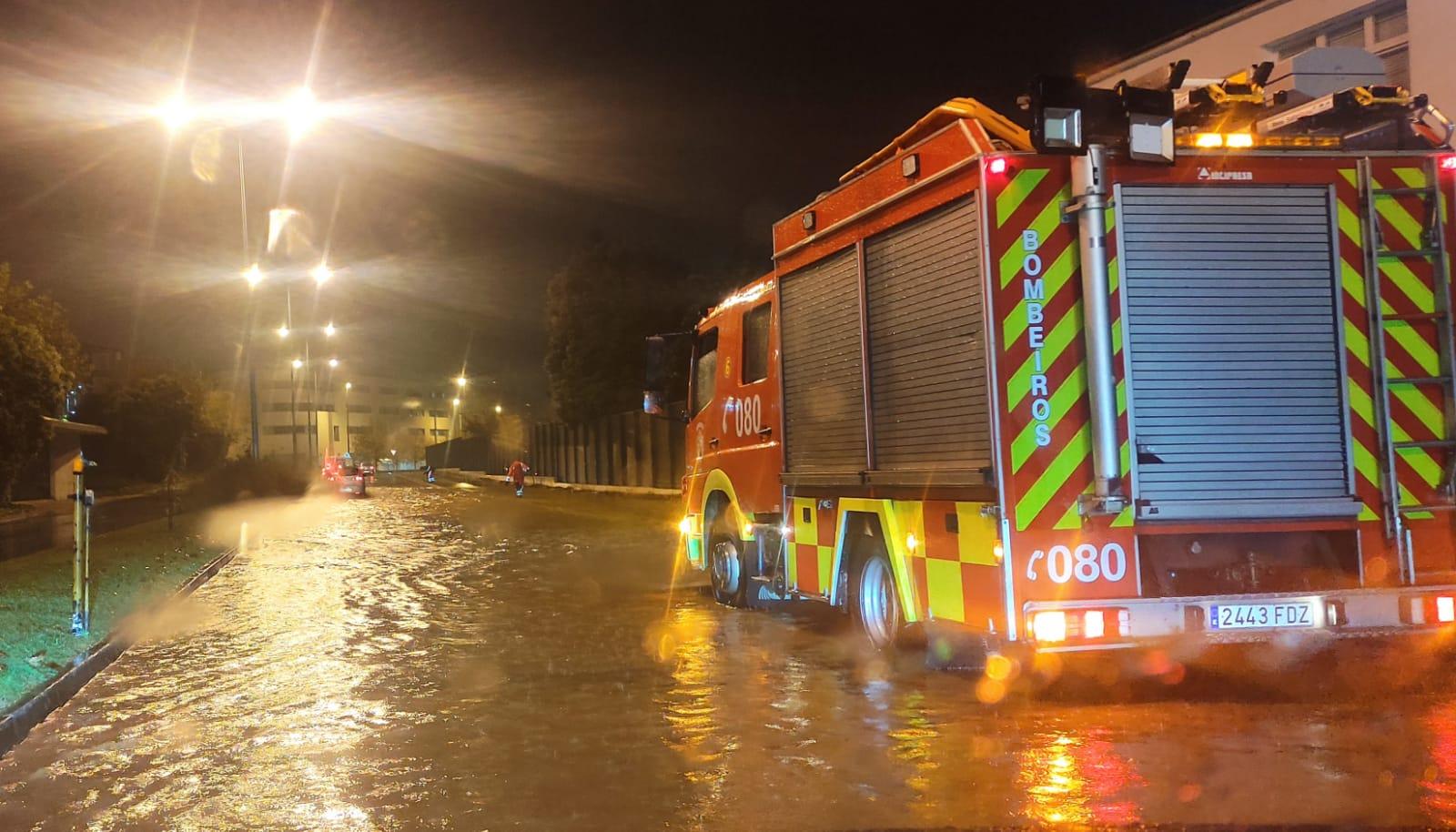 Anoche, los Bomberos de Ferrol en la calle Telleiras