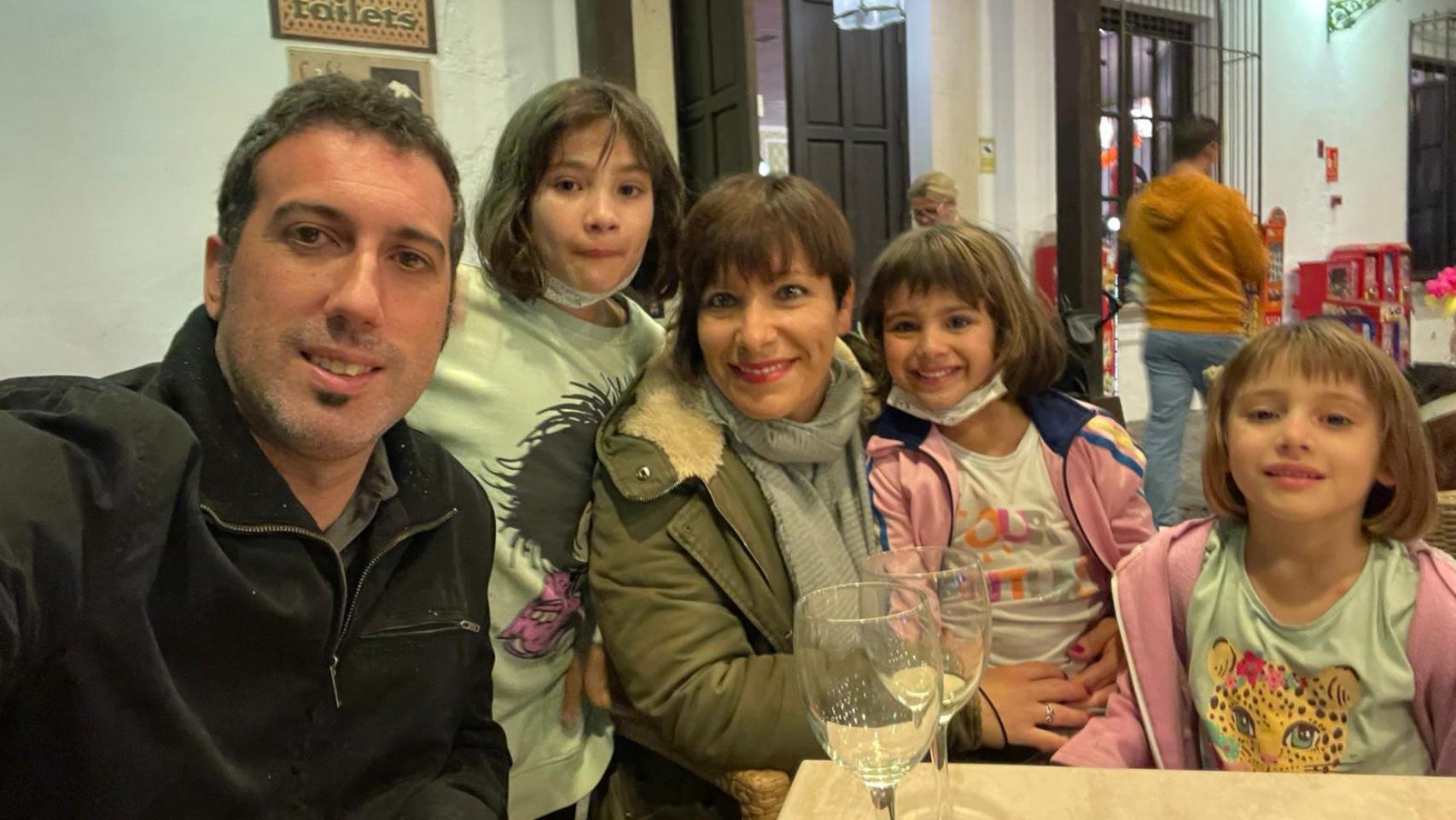 José Antonio Iglesias y María Pilar Jiménez, junto a sus hijas Valeria, Laia y Eider, tres niñas con altas capacidades intelectuales.