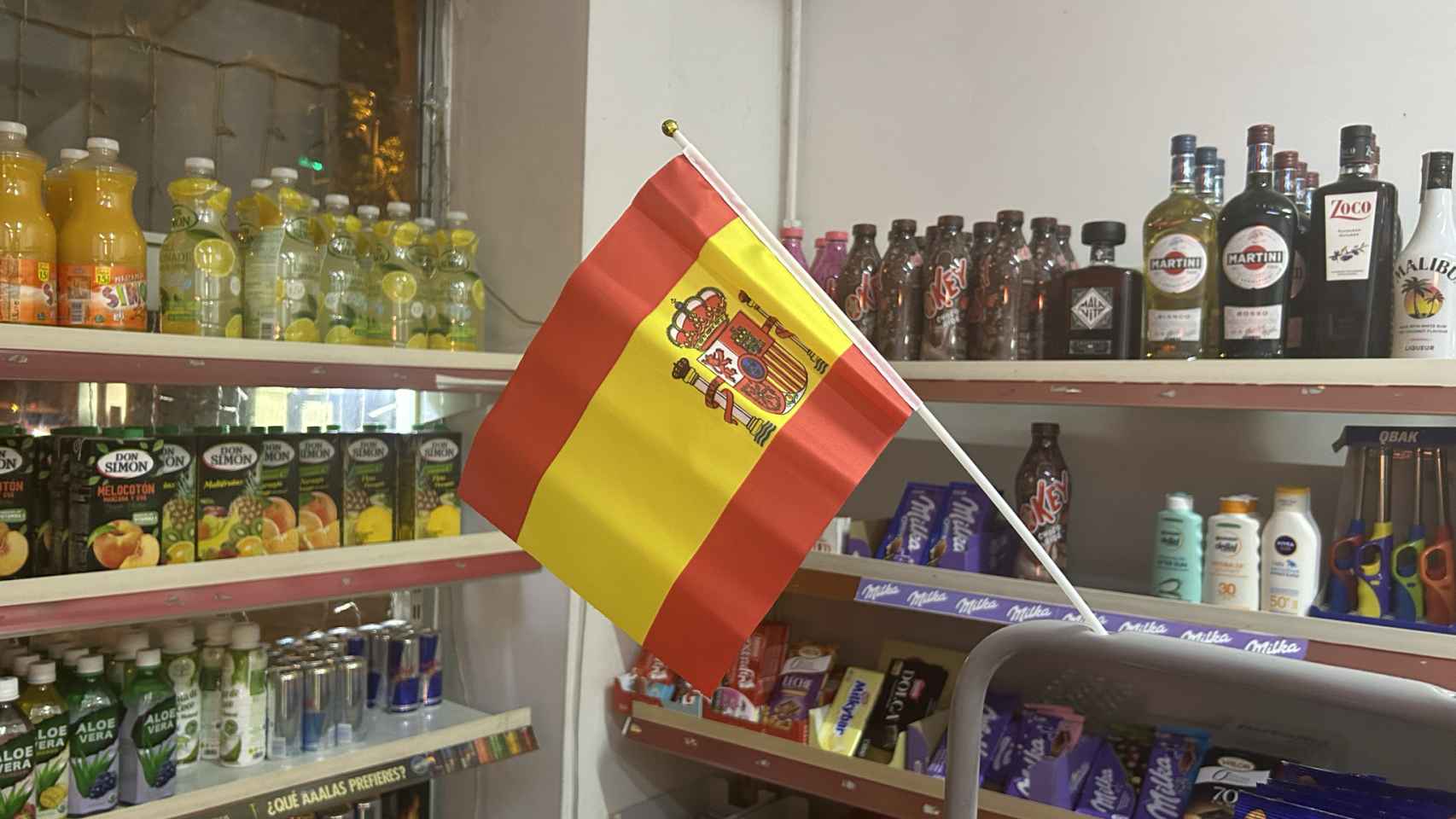 Bandera pequeña de España vendida en la calle Marqués de Urquijo (Madrid) por 1,5 euros.