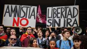 Jóvenes del grupo Revuelta protestando contra la amnistía.