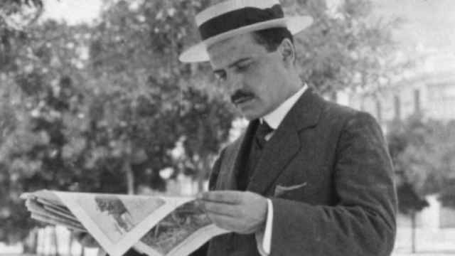 José Ortega y Gasset, en Madrid en 1914, lee en un periódico el comienzo de la I Guerra Mundial. Archivo de José Ortega y Gasset