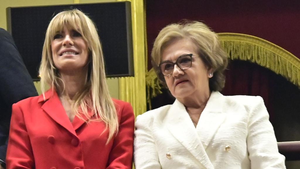 Begoña Gómez y Magdalena Pérez-Castejón, durante el debate de investidura.