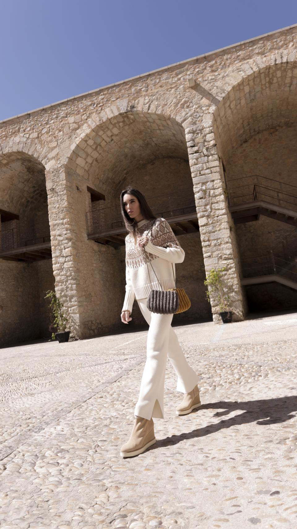 Marta López Álamo con bolso de Secret Loom y botas de Scandal54.