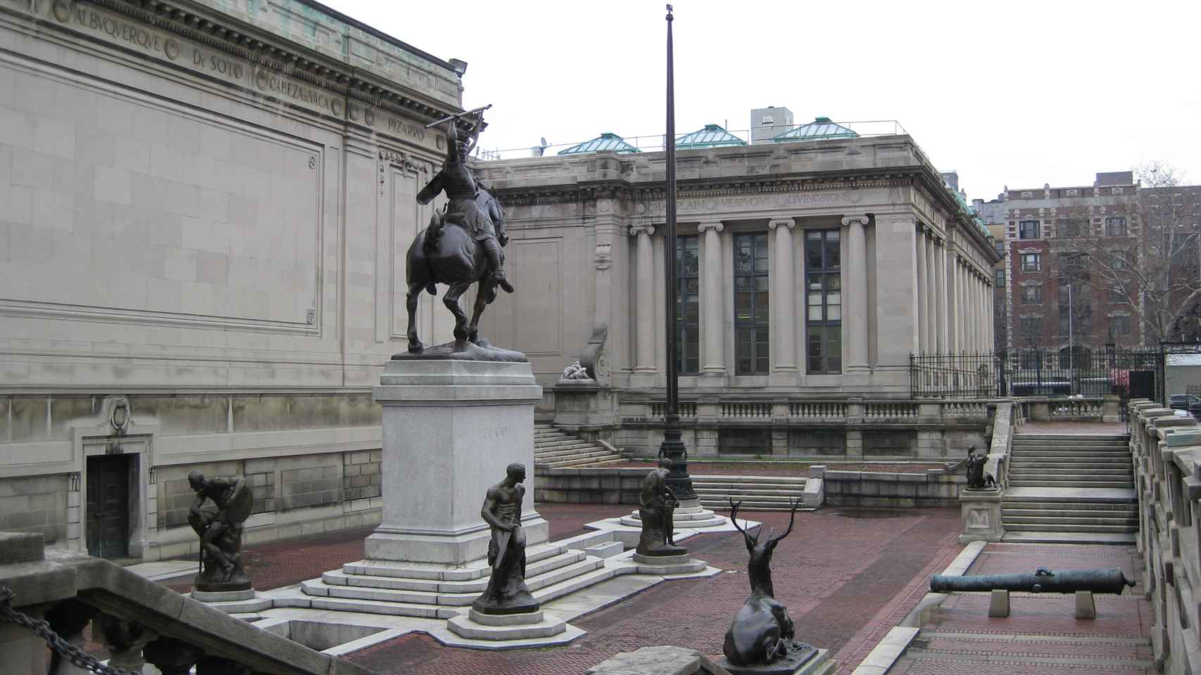 Explanada de la Hispanic Society, dominada por la estatua del Cid. Foto: H. S.