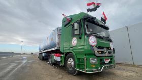 Un camión egipcio con combustible para la Franja de Gaza espera en el paso fronterizo de Rafah, este miércoles.