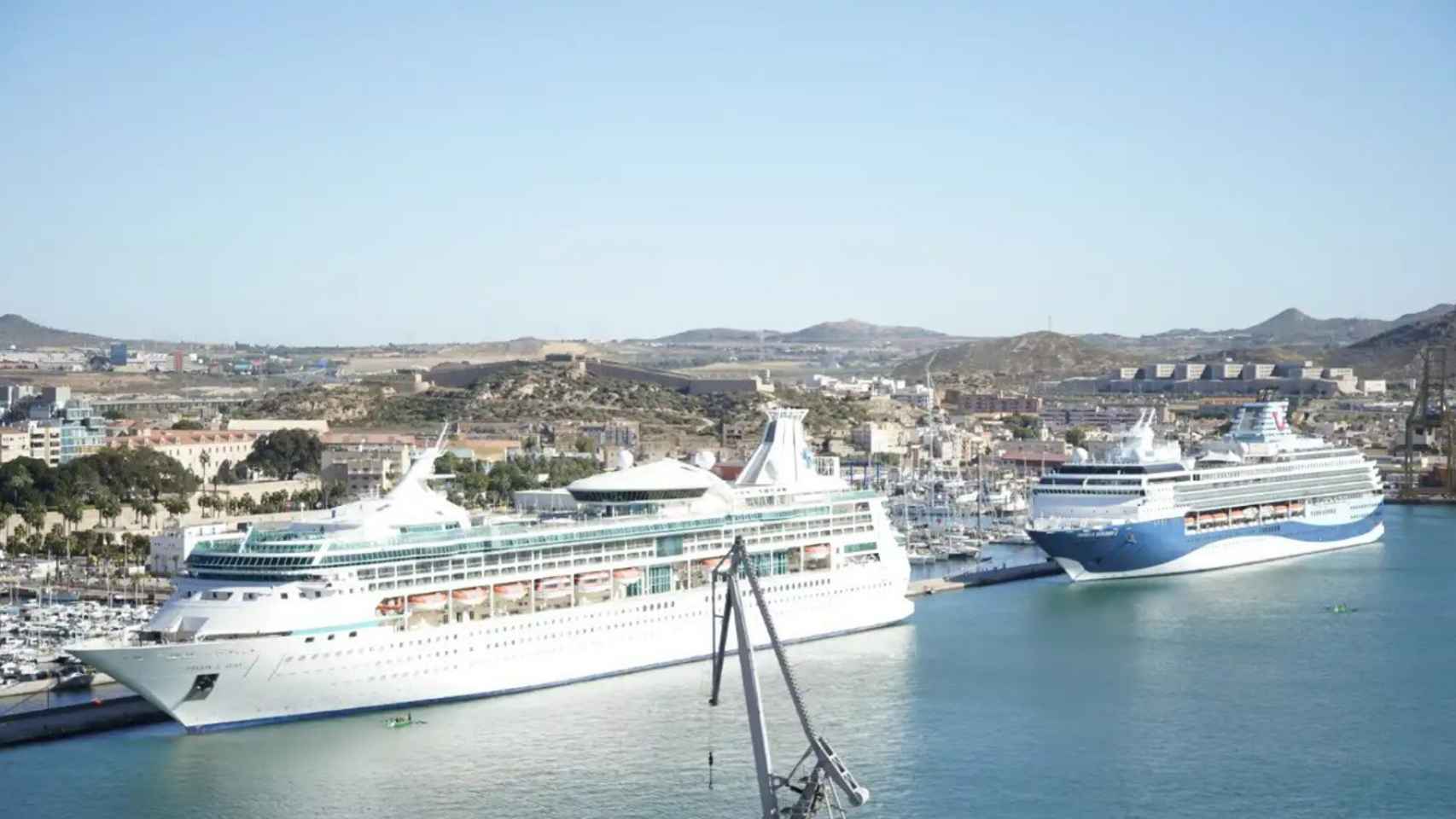 Dos impresionantes cruceros atracados en el puerto de Cartagena durante la pasada primavera.