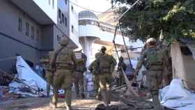 Varios soldados israelíes incursionan en el complejo hospitalario de Al-Shifa, este miércoles.