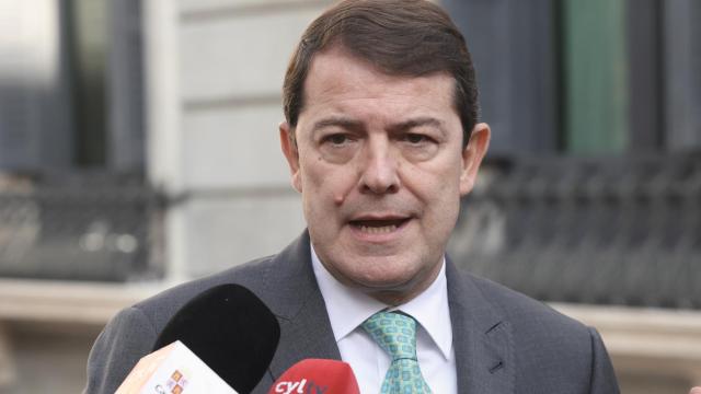 El presidente de la Junta, Alfonso Fernández Mañueco, durante su intervención en la entrada del Congreso de los Diputados, este miércoles.