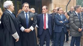 El delegado de la Junta (segundo por la derecha), junto al alcalde de Salamanca y varios jueces y fiscales a las puertas de los Juzgados de Salamanca