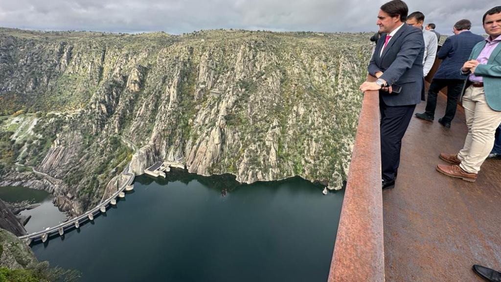 El consejero de Medio Ambiente, Vivienda y Ordenación del Territorio, Juan Carlos Suárez-Quiñones, visita el Mirador del Fraile en Aldeadávila