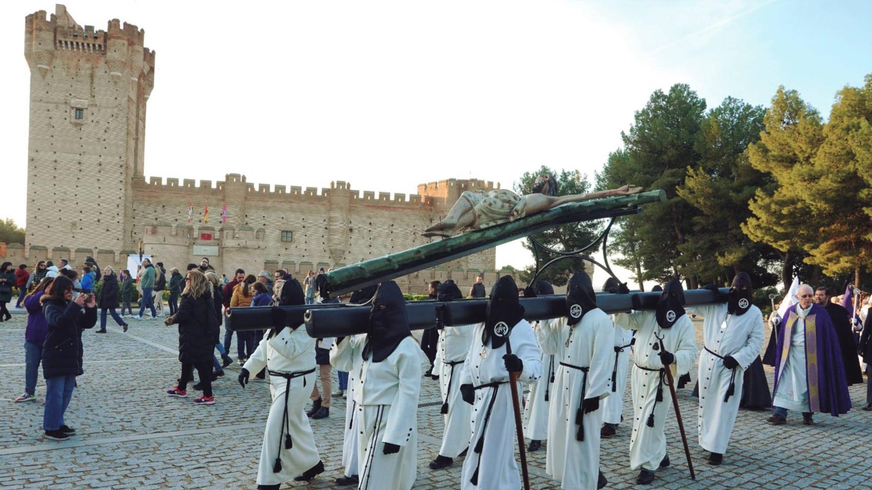 La procesión del Sacrificio y el castillo de la Mota de fondo conjugan dos de los grandes atractivos de Medina del Campo