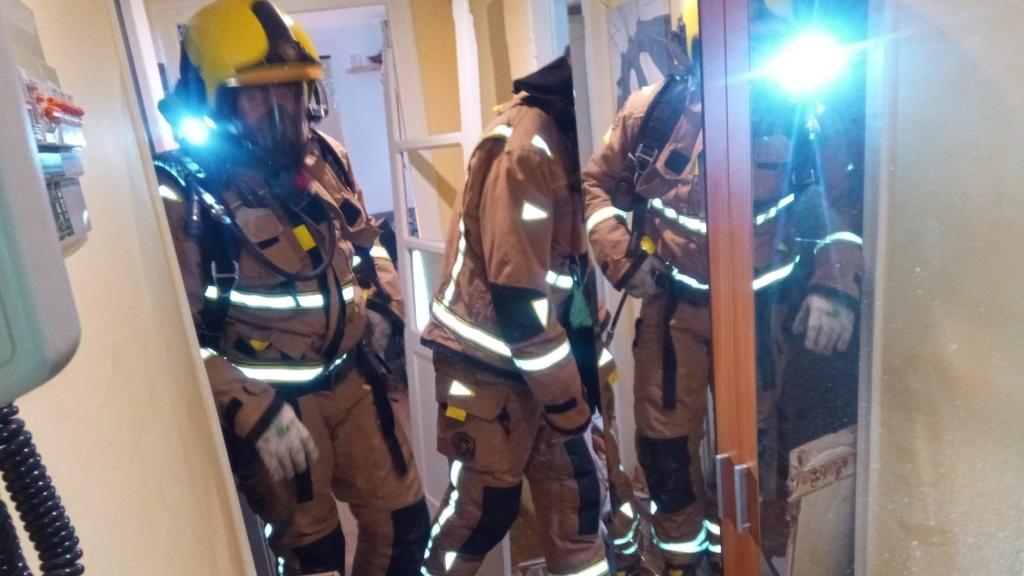 Bomberos de Zamora en el interior de la vivienda que sufrió la explosión