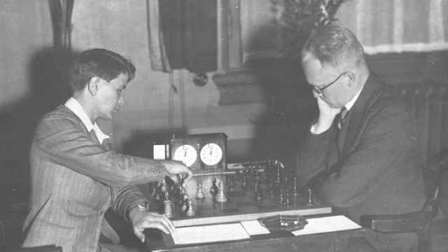 Sonja Graf juega en el club de ajedrez de Utrecht (Países Bajos) contra el campeón local en 1936.