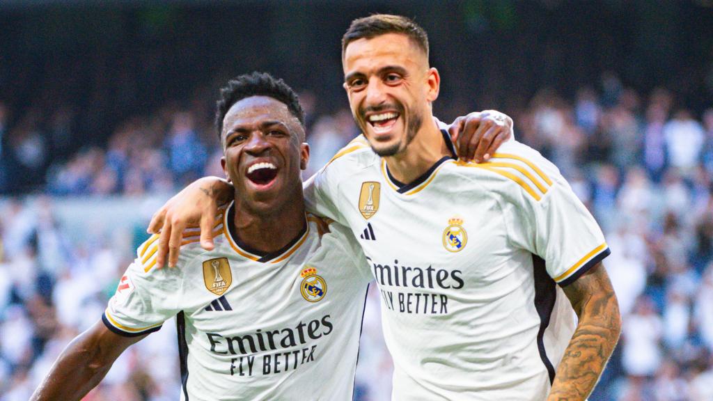 Vinicius y Joselu celebran un gol con el Real Madrid
