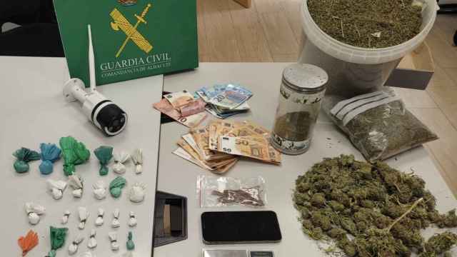 Las drogas y el dinero encontrados por la Guardia Civil en una vivienda de Villarrobledo (Albacete).