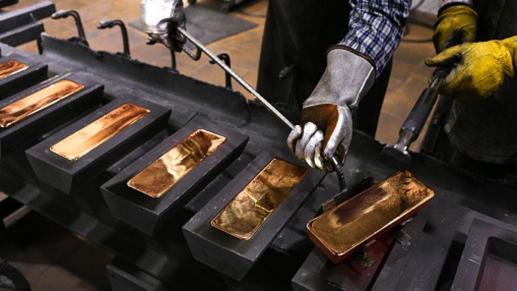 Imagen de archivo del proceso de fundición del oro y creación de lingotes.