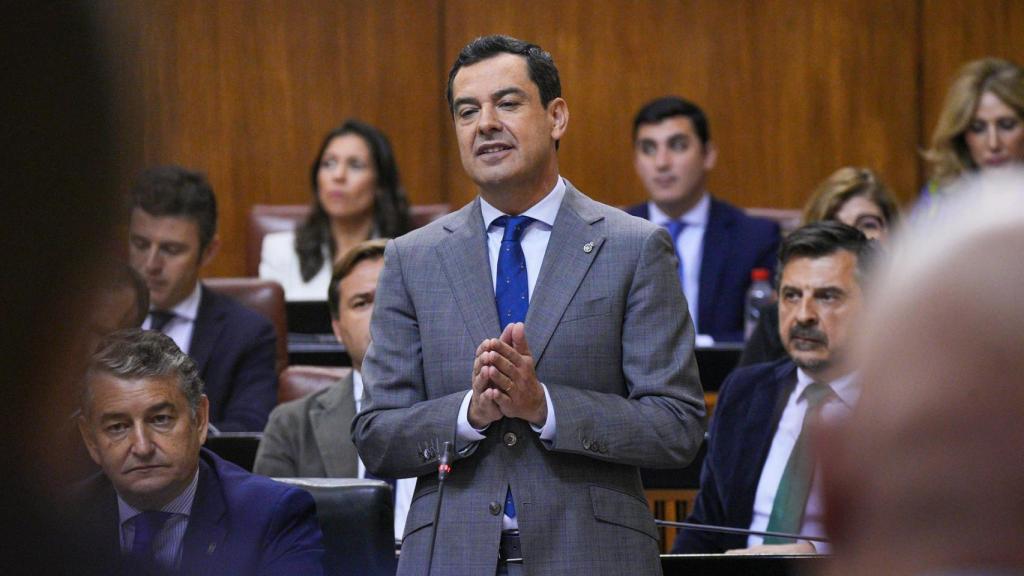 El presidente de la Junta de Andalucía, Juanma Moreno, durante la sesión de control.