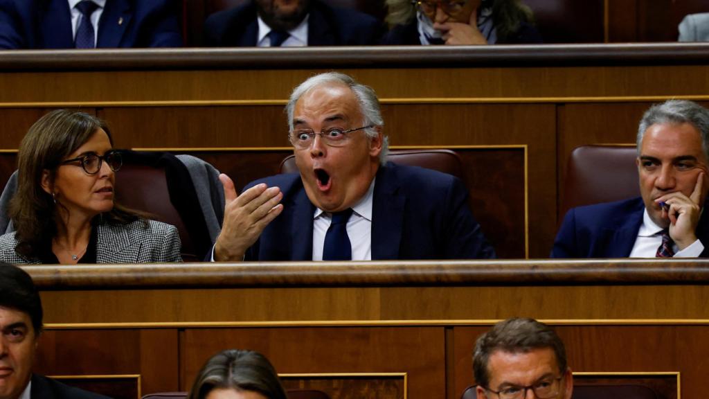 El diputado del PP Esteban González Pons reaccionando a unas palabras del discurso de investidura de Pedro Sánchez.