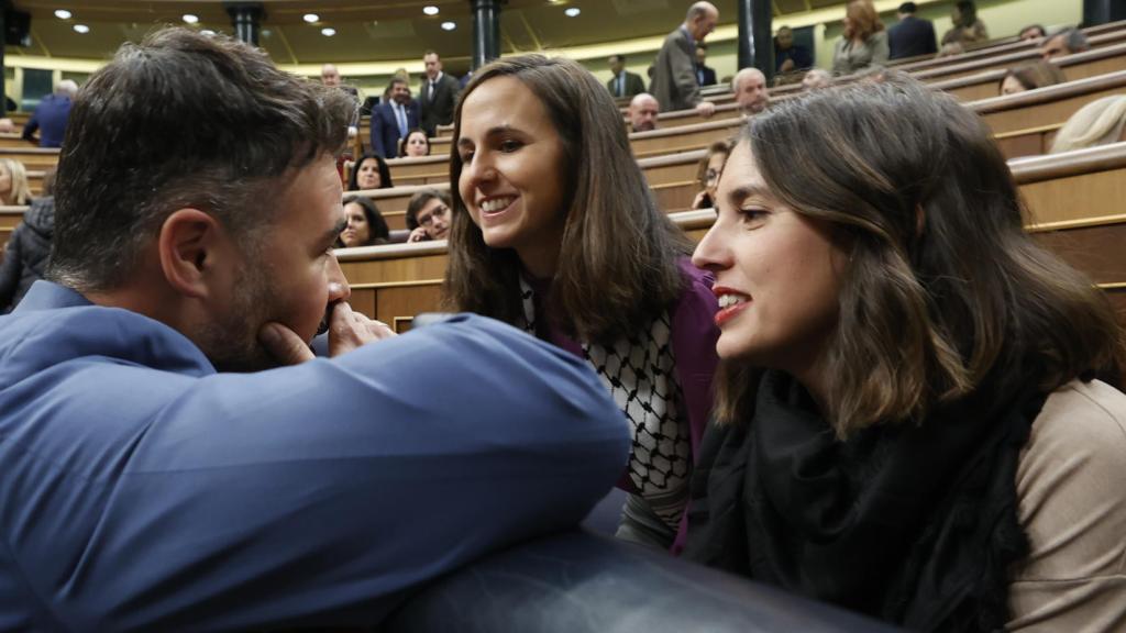 El portavoz de ERC, Gabriel Rufián (i) conversa con la ministra de Igualdad en funciones, Irene Montero antes del inicio del debate de investidura de Pedro Sánchez.