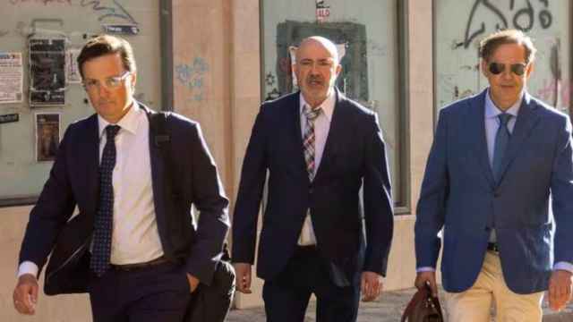 El exfiscal Subirán y el exjuez Penalva, acompañados por su abogado, Javier Barinaga, a su llegada al juicio el pasado 5 de junio./