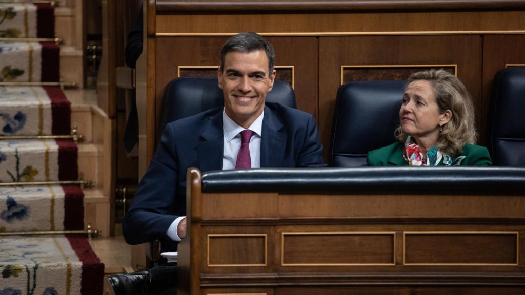 Pedro Sánchez y Nadia Calviño, durante la sesión de investidura.