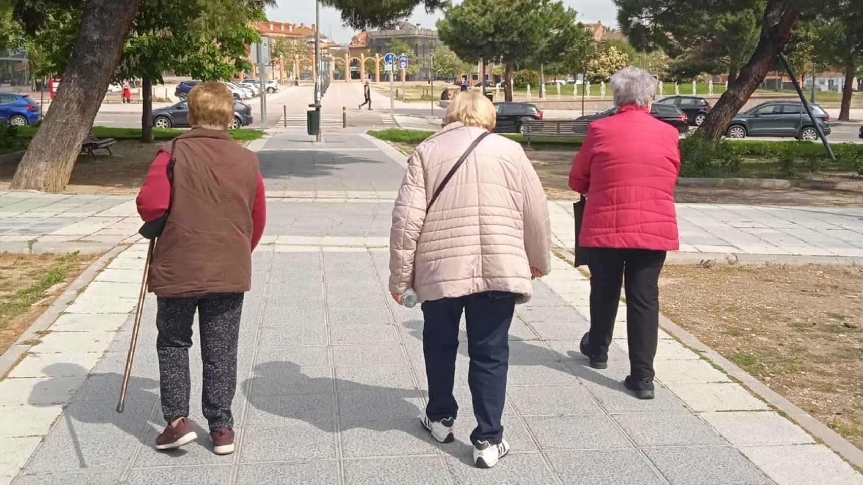 Varias pensionistas dan un paseo.