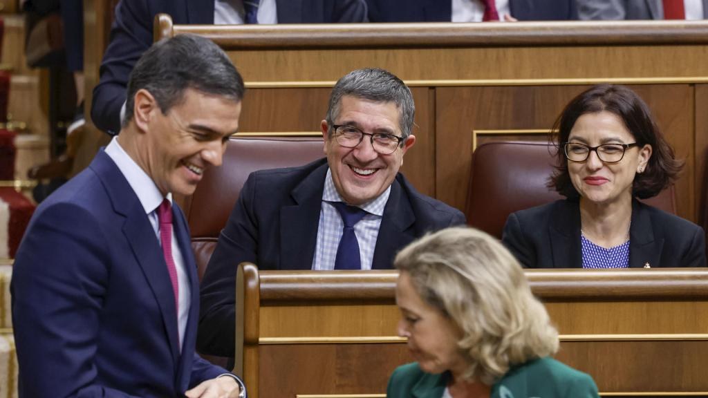 El presidente del Gobierno en funciones, Pedro Sánchez (i), la vicepresidenta primera y ministra de Asuntos Económicos y Transformación Digital en funciones, Nadia Calviño (2-d), y el portavoz del PSOE en el Congreso, Patxi López