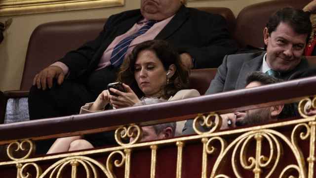 La presidenta de la Comunidad de Madrid, Isabel Díaz Ayuso, en la tribuna de público del Congreso de los Diputados.