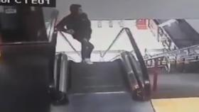 El joven subiendo las escaleras momentos antes del incidente.