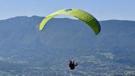 Imagen de archivo de una persona practicando parapente.