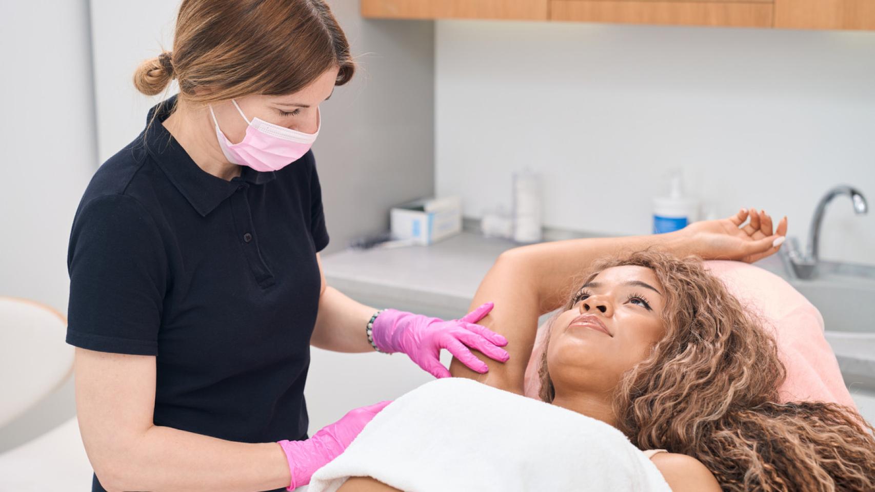 Una mujer en la consulta del médico.