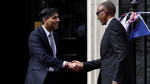 El primer ministro británico, Rishi Sunak, junto al presidente de Ruanda, Paul Kagame, el pasado mes de mayo.