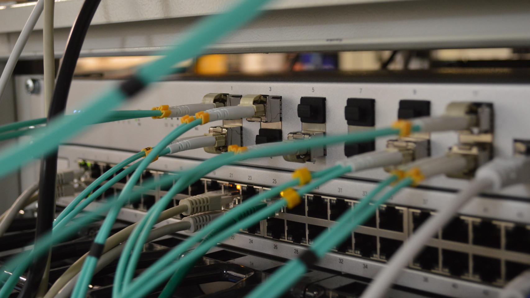 Cables y un router de internet.