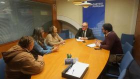 El PP coruñés se reúne con las empleadas de la limpieza de Correos, que acumulan cinco meses sin cobrar