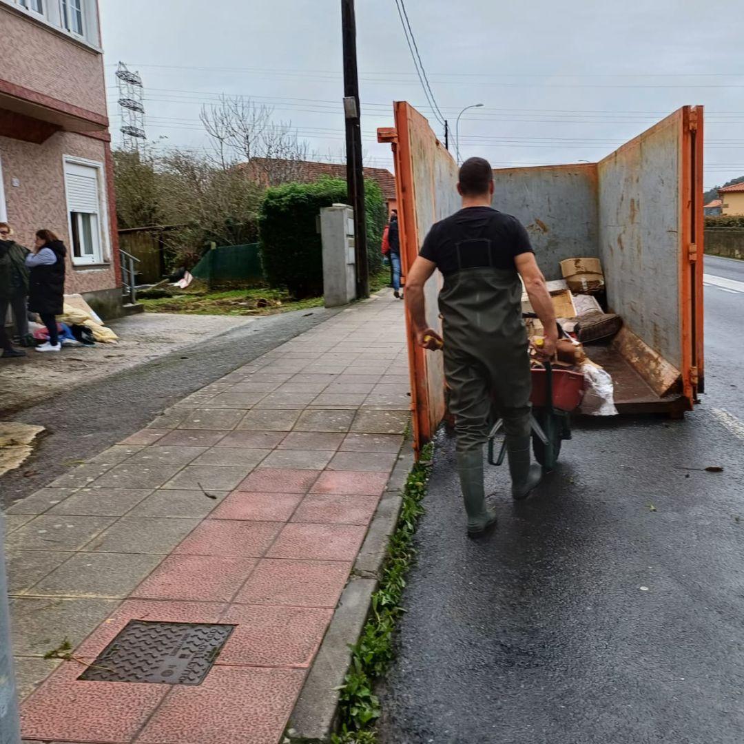 El Concello de Neda instaló un colector para muebles y electrodomésticos estropeados por el agua