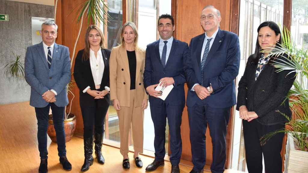 Alfonso Lago, Eva Lantarón, Marta Fernández, Luis López, Manuel Reigosa e Belén Rubio tras a xuntanza.