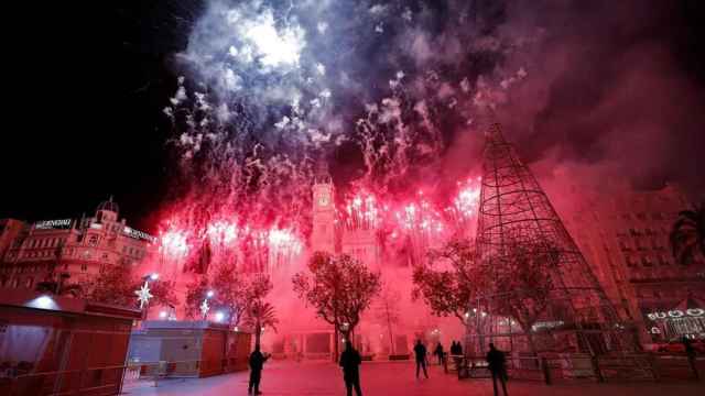 Imagen de archivo de la Nochevieja de 2020 en la Plaza del Ayuntamiento de València. Efe/Manuel Bruque