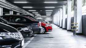Imagen de coches aparcados en garaje subterráneo