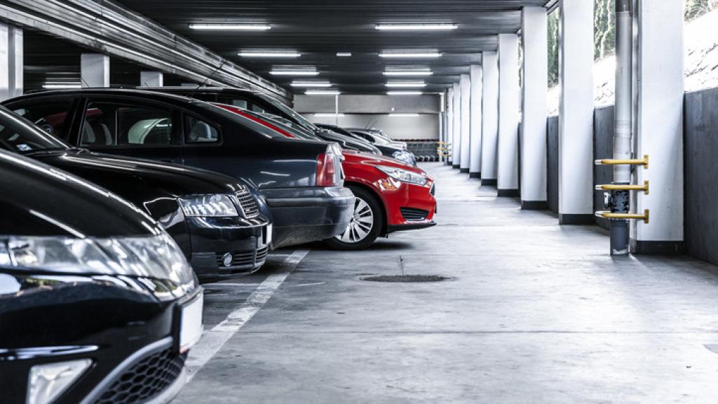 Imagen de coches aparcados en garaje subterráneo