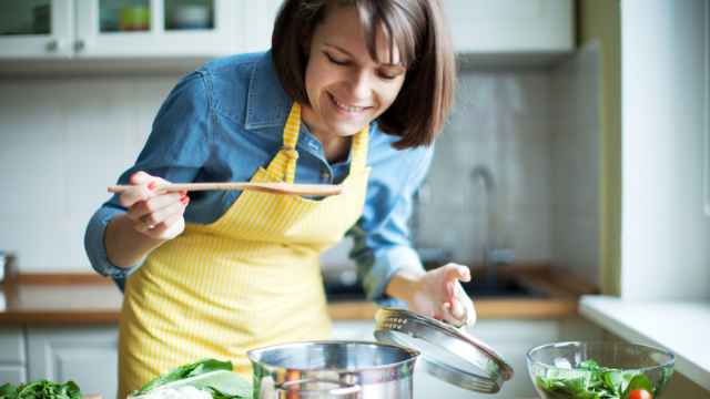 Imagen de una mujer cocinando verduras