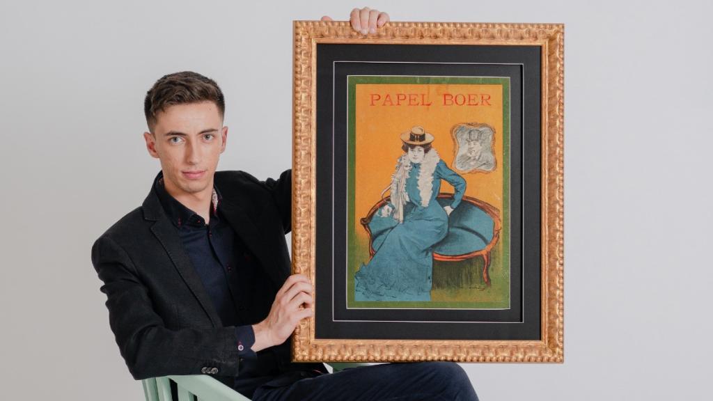 Codina posa frente al cartel 'Papel Boer' de Ramon Casas; en su galería pueden encontrarse varias obras de arte, entre las que se encuentran réplicas perfectas de artistas como Fra Angélico o Joos van Cleve.