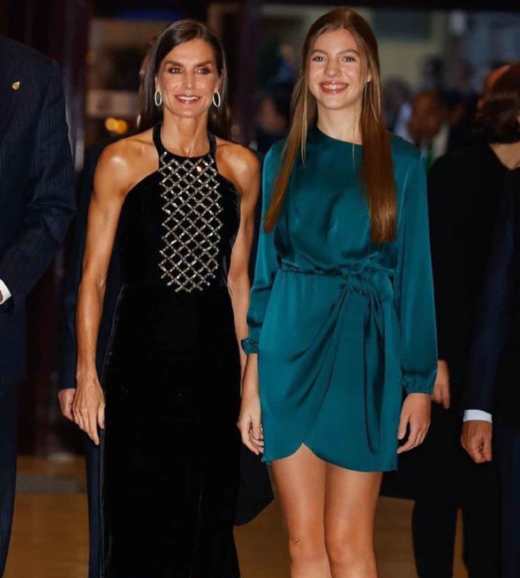 La infanta Sofía junto a la reina Letizia con un vestido de The-Are en el concierto previo a los Premios Princesa de Asturias 2022