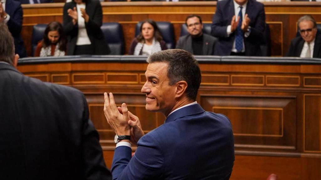 Pedro Sánchez, aplaude desde su escaño.